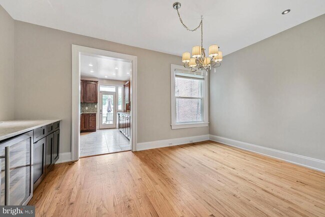 Photo - 1871 Newton St NW