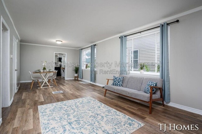 Photo - 1468 Jiroch St