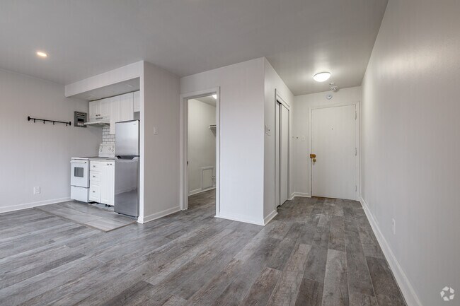 Studio - Kitchen And Entrance - Château Des Pins