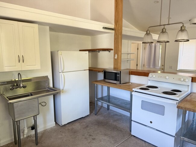 Photo - 1 Bedroom 1 Bathroom Detached ADU with A/C and all utilities included