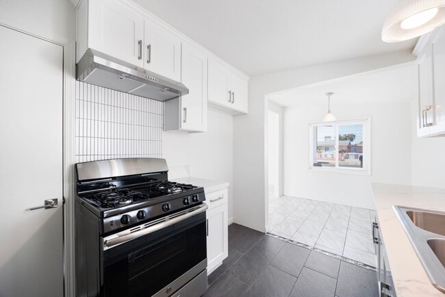 Building Photo - 3 Bedroom Duplex with Washer Dryer