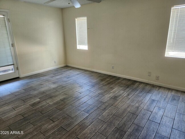 Photo - 1820 E Morten Ave Unidad 112