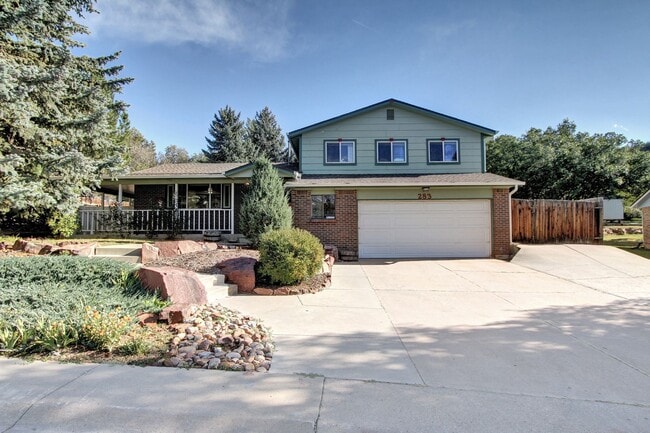 Building Photo - 3 bed 2 1/2 bath Tri-level near Downtown C...