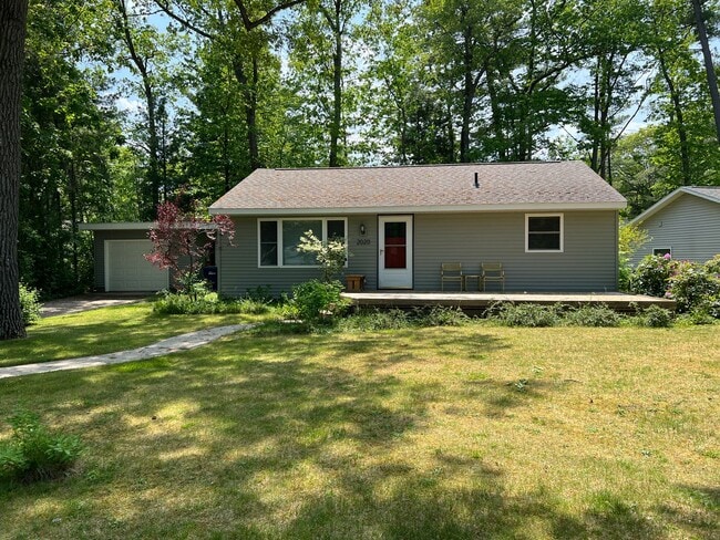 Building Photo - The Little Bungalow of Your Dreams Near East Bay! 2BR / 1BA Long-Term Rental