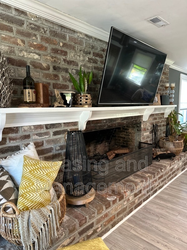 Photo - 823 Jordan St