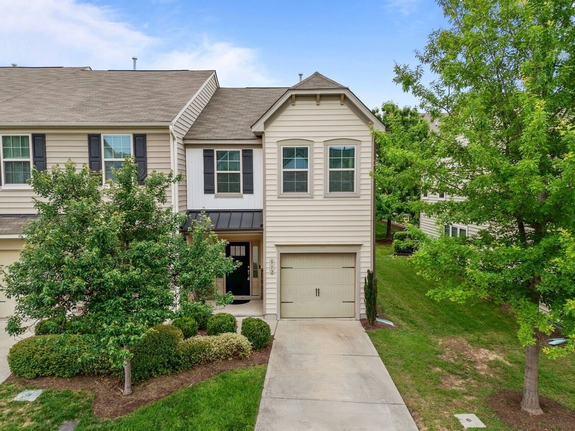 Fantastic 3 Bedroom End-unit Townhome with... - Fantastic 3 Bedroom End-unit Townhome with...