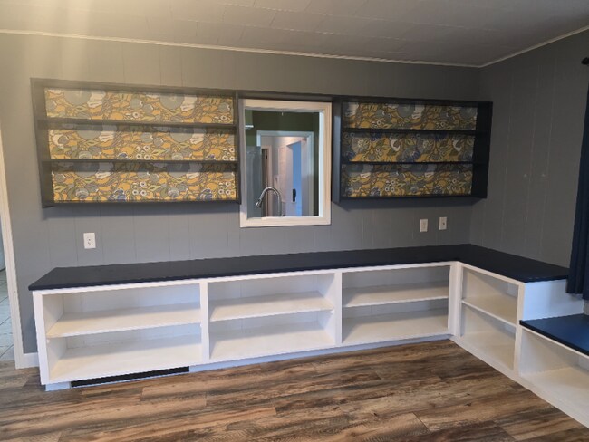 Photo - 244 Broadway St E