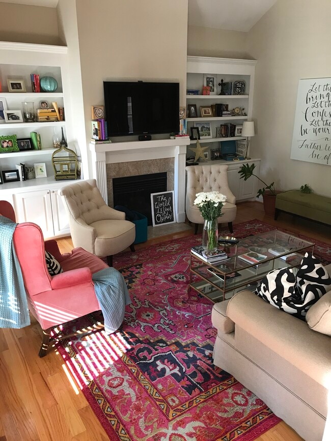 Muebles empotrados y TV sobre la repisa. Chimenea apagada. - 3406 Margrave Rd