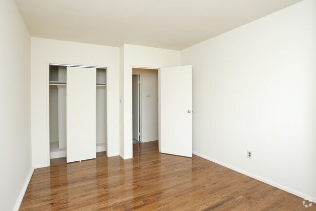 One Bedroom-Bedroom - Brentwood Gardens