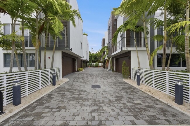 Building Photo - 714 NE 14th Ave Unit 3 Bedroom Condo for Rent