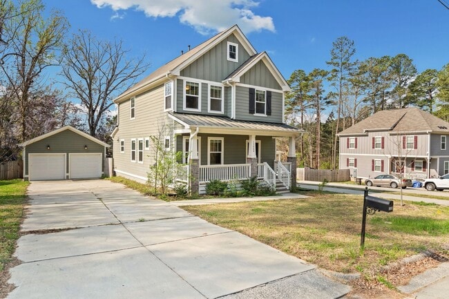 Photo - Gorgeous 4be/3ba With Fenced-In Backyard