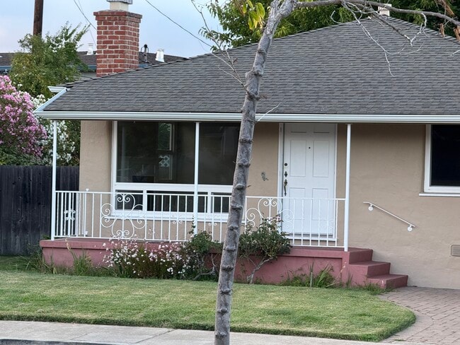Building Photo - 701 Poinsettia Ave Rental