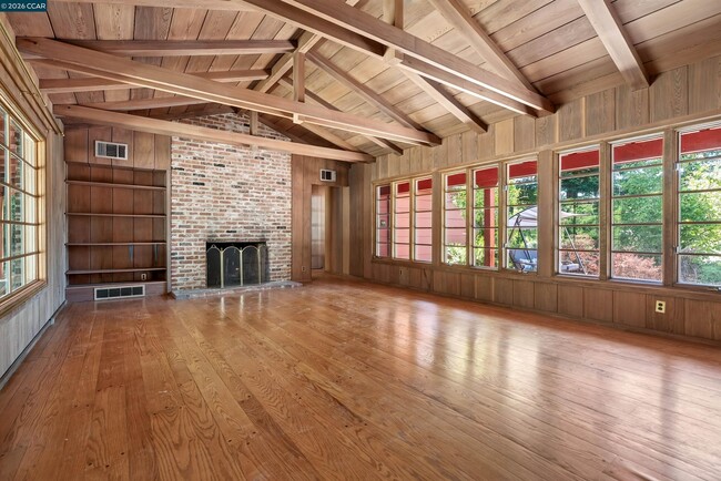 Photo - 755 Glenside Dr