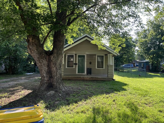 2 Bedroom House with Large Fenced Yard - 2 Bedroom House with Large Fenced Yard