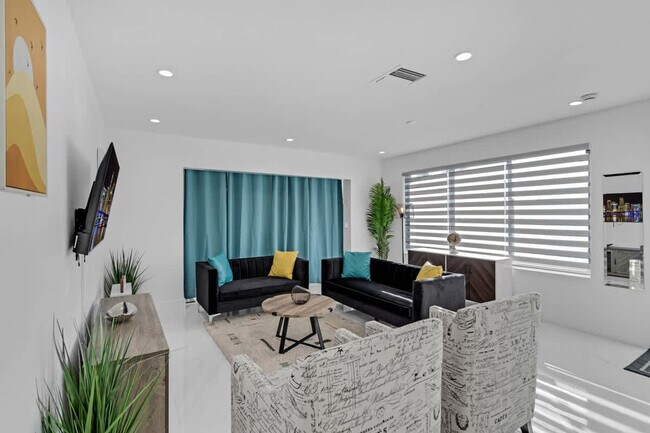 Photo - 17835 NE 6th Ave Unidad ID1372317P