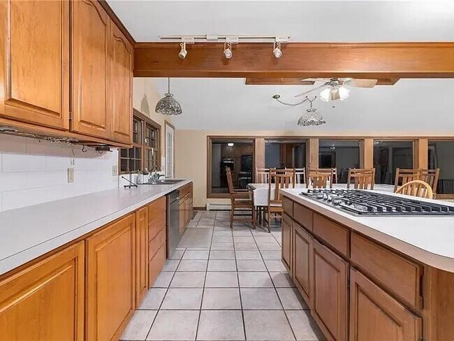 Photo - 160 Woodbine Rd