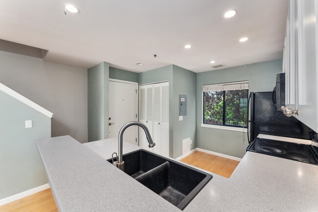 Photo - 710 NW Naito Pky Unit C12