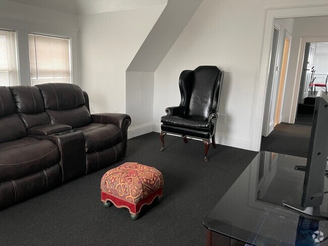 Building Photo - 3 Chamblet St Unit #3 Furnished Two Bedroom Rental