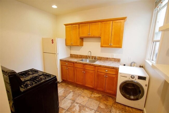 Building Photo - 136 Sherman Ave Unit 2