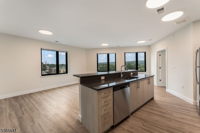 Building Photo - 72 S Essex Ave Unit 606 Rental
