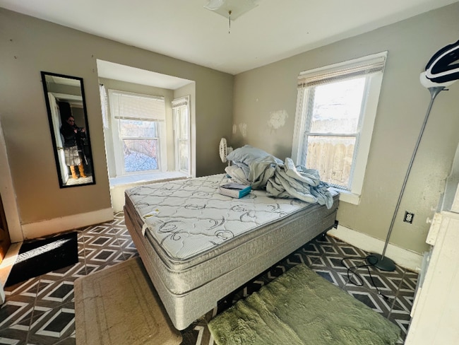 Photo - 122 W Oneida St