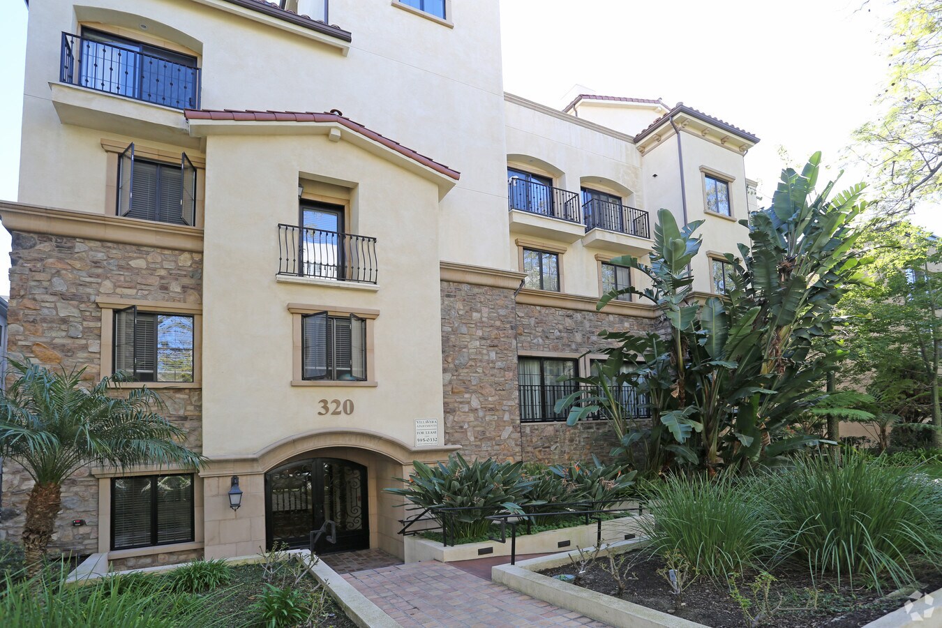 Photo - 320-322 N Oakhurst Dr