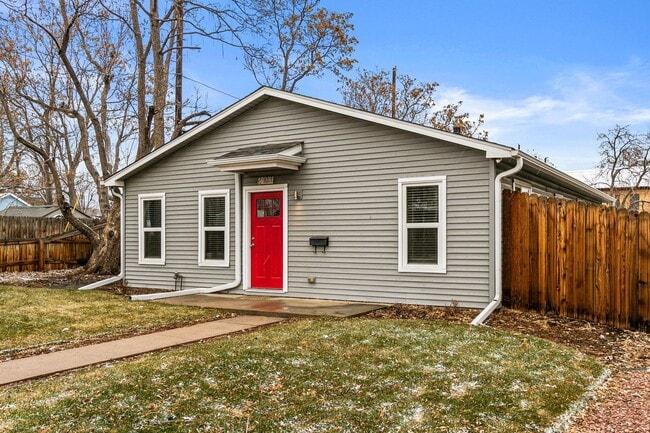 Building Photo - Stunning remodeled home with fully fenced ...