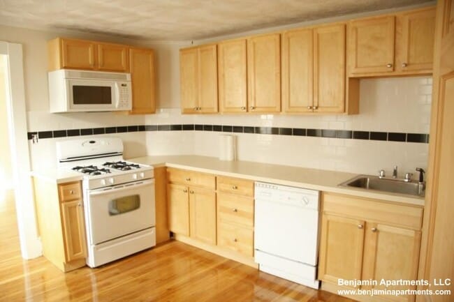 Building Photo - 62 Bedford St Unit 2