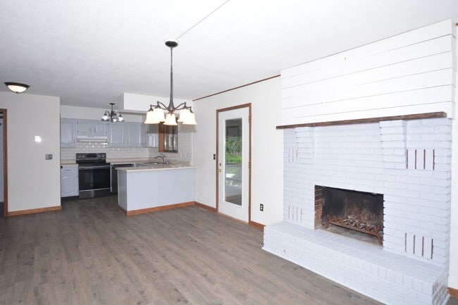 Photo - 5 Bed/3.5 Bath Single Family House For Rent