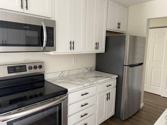 Fully Renovated 2 bd Kitchen - H2 Flats Apartments