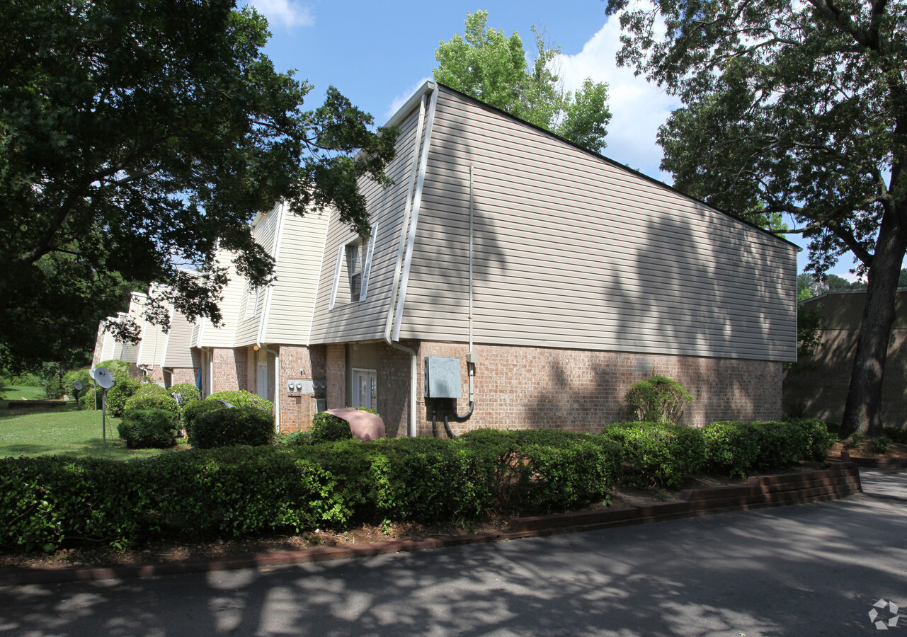 Carriage Court Apartments - Carriage Court Apartments