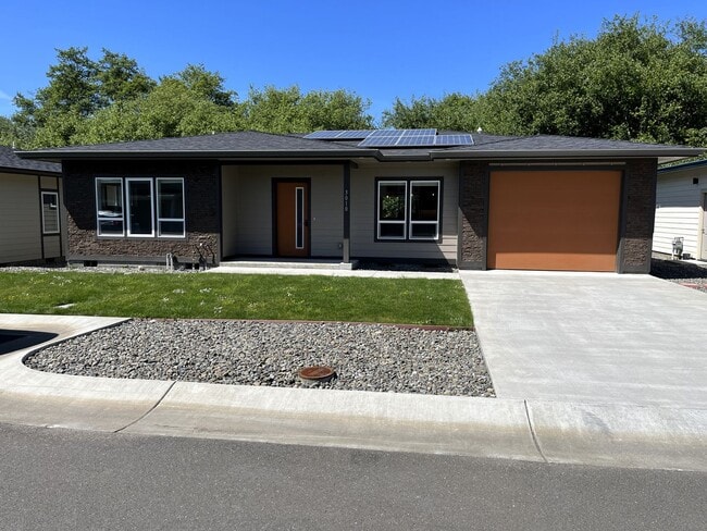 Building Photo - Senior Living Community (55+) - Built In 2021 - High End 2/2 Home With Full Access To Onsite Recr...