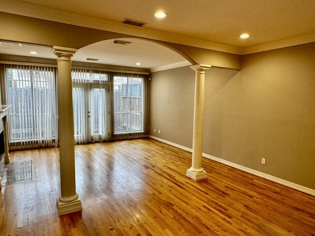 Photo - 4916 Travis St