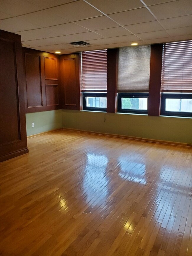 Building Photo - 35 N Saginaw St Unit #2