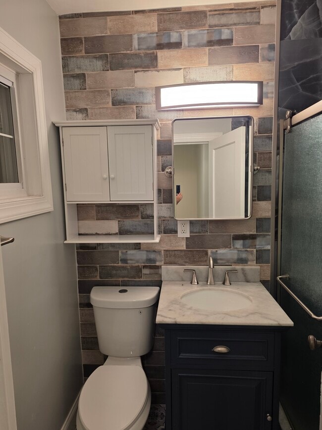 Renovated bathroom (2 years old) - 3108 Wellington Rd