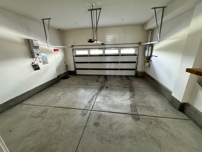 1506 W Artesia Sq