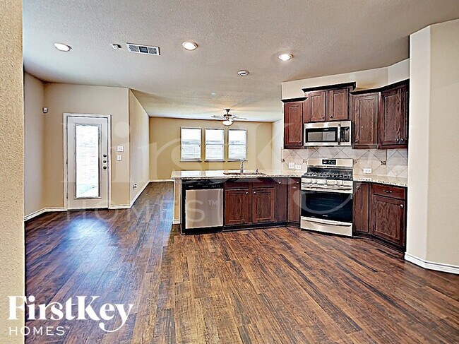 Photo - 561 Jamestown Ln