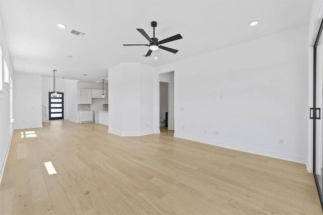 Photo - 110 Pennybacker Ln
