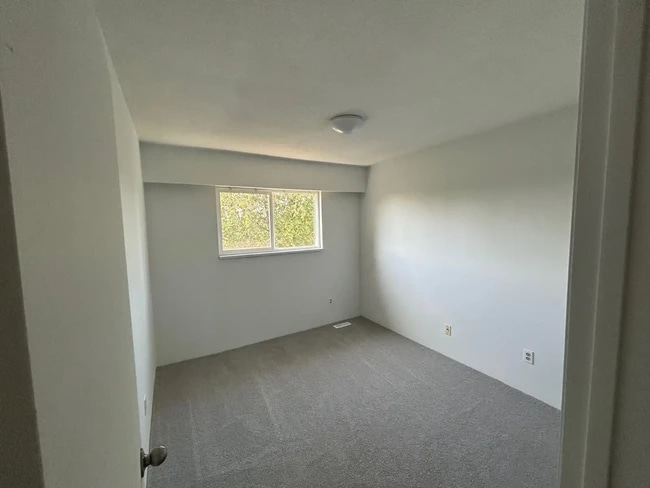 612 Godwin Crt Unit Renovated 3 Bedroom Duplex Suite