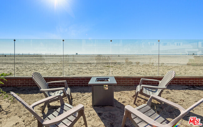 Building Photo - 605 Palisades Beach Rd Rental