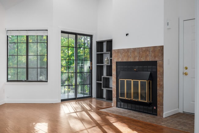 Chimenea de leña - 4816 E Kentucky Ave Unidad F