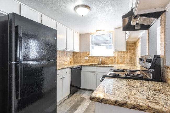 2BR, 1.5BA - 950SF - Kitchen - Treehouse Apartments