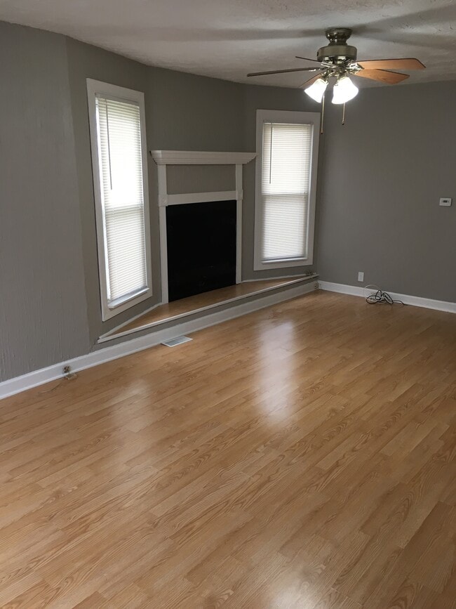 Living room - 546 20th Ave