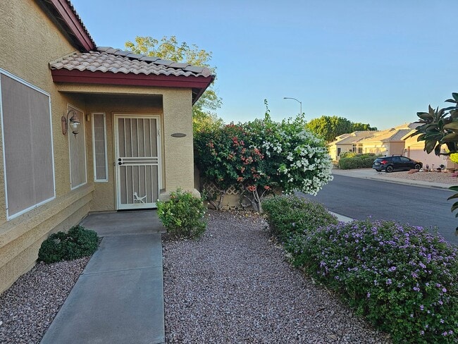 Photo - MOVE IN SPECIALS !!  Single level CORNER L...