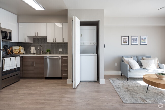 1BR, 1BA 650SF