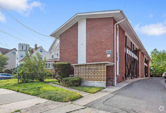 Building Photo - 86 Chestnut St Rental