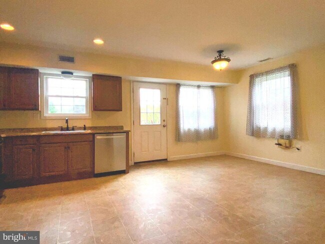 Photo - 204 Brecknock Terrace E