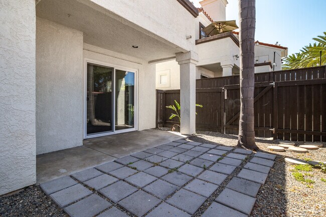 2BR, 2BA - 1,000SF - Patio