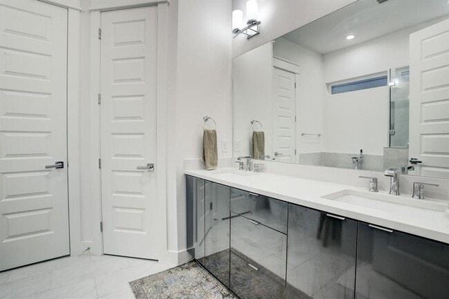 Photo - 808 Fisher St