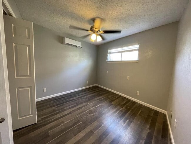 Photo - 4811 Oakland St